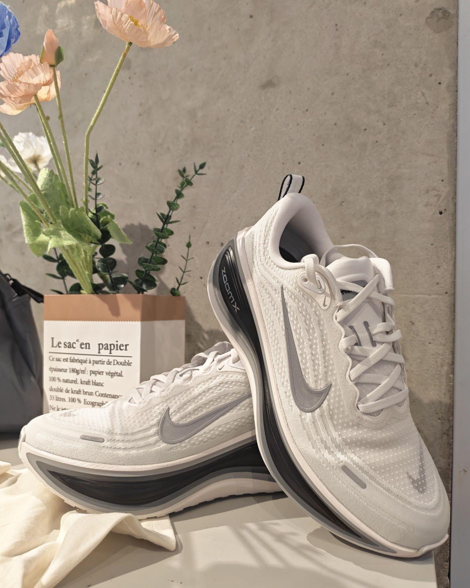 救命!这双NIKE VOMERO PLUS RR(货号II7181-102)真的是“脚感封神”现场!